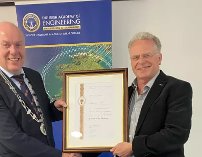 Seamus McKeague, President of the Irish Academy of Engineering handed the Fellowship Parchment to the Academy’s only Dutch Fellow, prof. Luuk van der Wielen