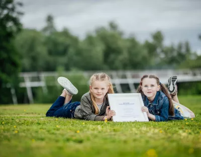 REPRO FREE Fiadh Hussey and Cara Dunne, performers from the Limerick-based Gemstars School of Performing Arts, who featured in the video, pictured celebrating with the CASE Circle of Excellence award