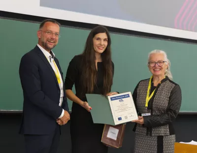 From left to right: Vice-President of the GAL, Prof. Dr Matthias Schultz, Dr Sarah Josefine Schaefer, and President of the GAL, Prof. Dr Karin Birkner at the award ceremony at the GAL-Tagung 2024 (Technische Universität Dresden).