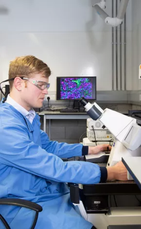 Dr Eoghan Cunnane working on the confocal microscope in the bio labs