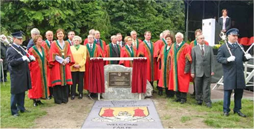 Crowd at the unveiling of a memorial plaque to name the Riverside Walk Slí Chumann na mBan on Monday, 17 April 2006, on the occasion of the 90th anniversary of the Easter Rising.