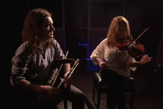 Siobhán Peoples playing the fiddle and Michael ‘Blackie’ O’Connell playing the pipes 