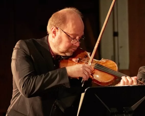 Andre Swanepoe playing the fiddle.