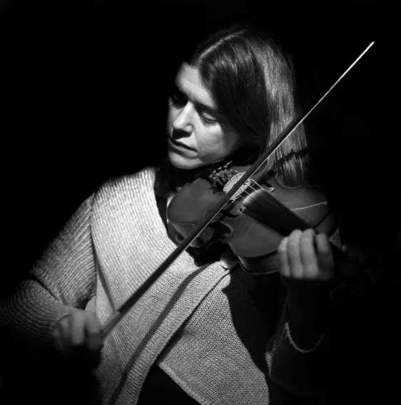 Siobhán Peoples playing the fiddle. The image is black and white.