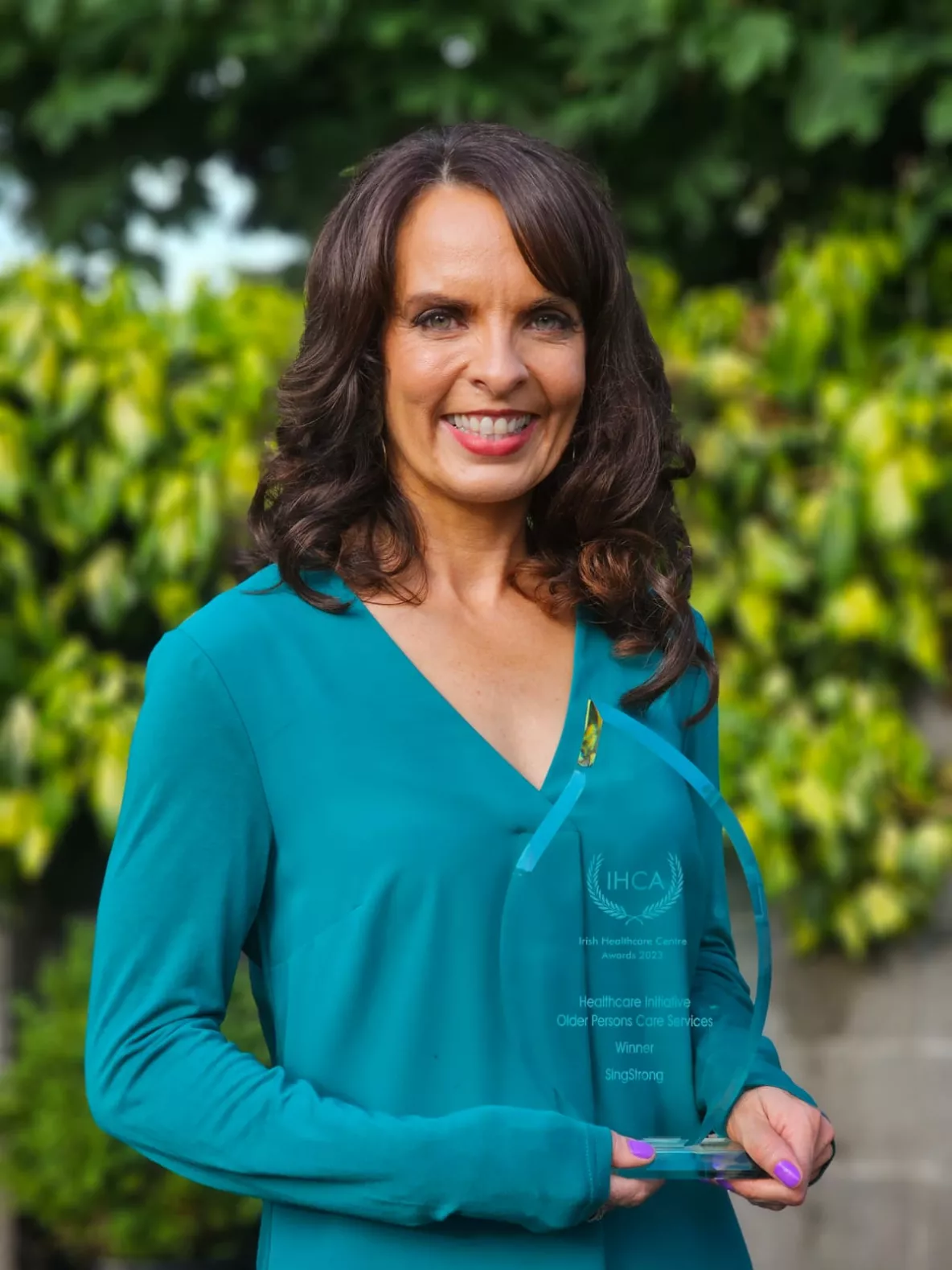 A picture of Dr Róisín Cahalan with the award