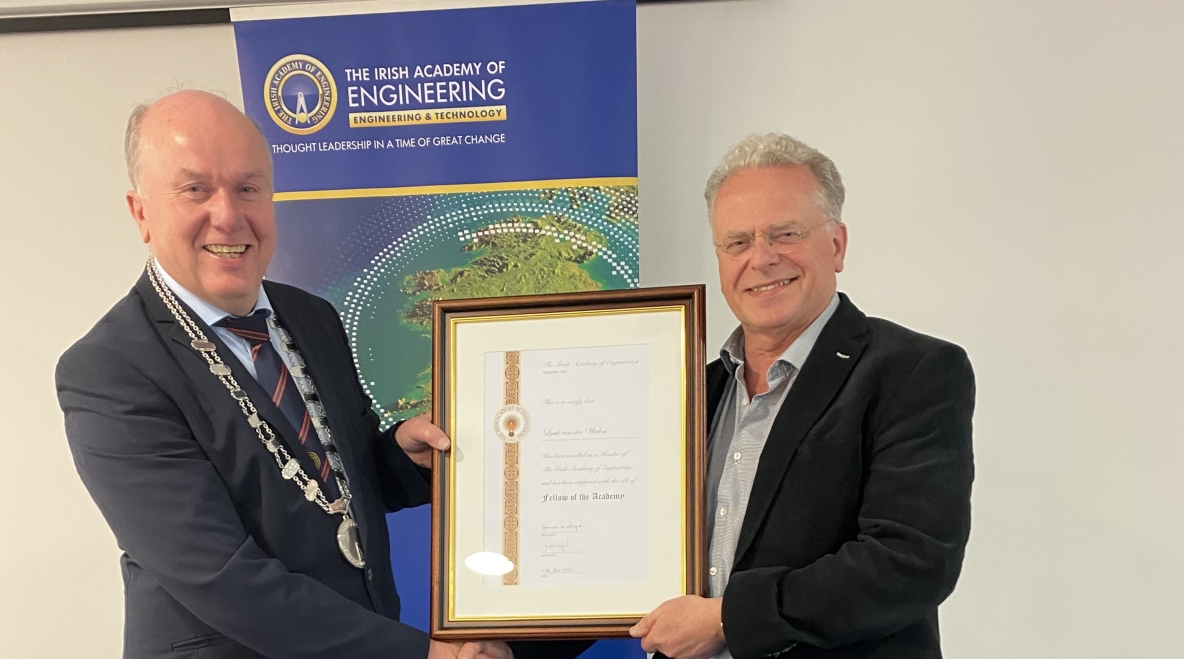 Seamus McKeague, President of the Irish Academy of Engineering handed the Fellowship Parchment to the Academy’s only Dutch Fellow, prof. Luuk van der Wielen