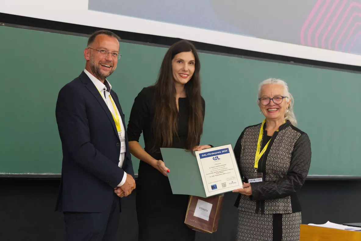 From left to right: Vice-President of the GAL, Prof. Dr Matthias Schultz, Dr Sarah Josefine Schaefer, and President of the GAL, Prof. Dr Karin Birkner at the award ceremony at the GAL-Tagung 2024 (Technische Universität Dresden).