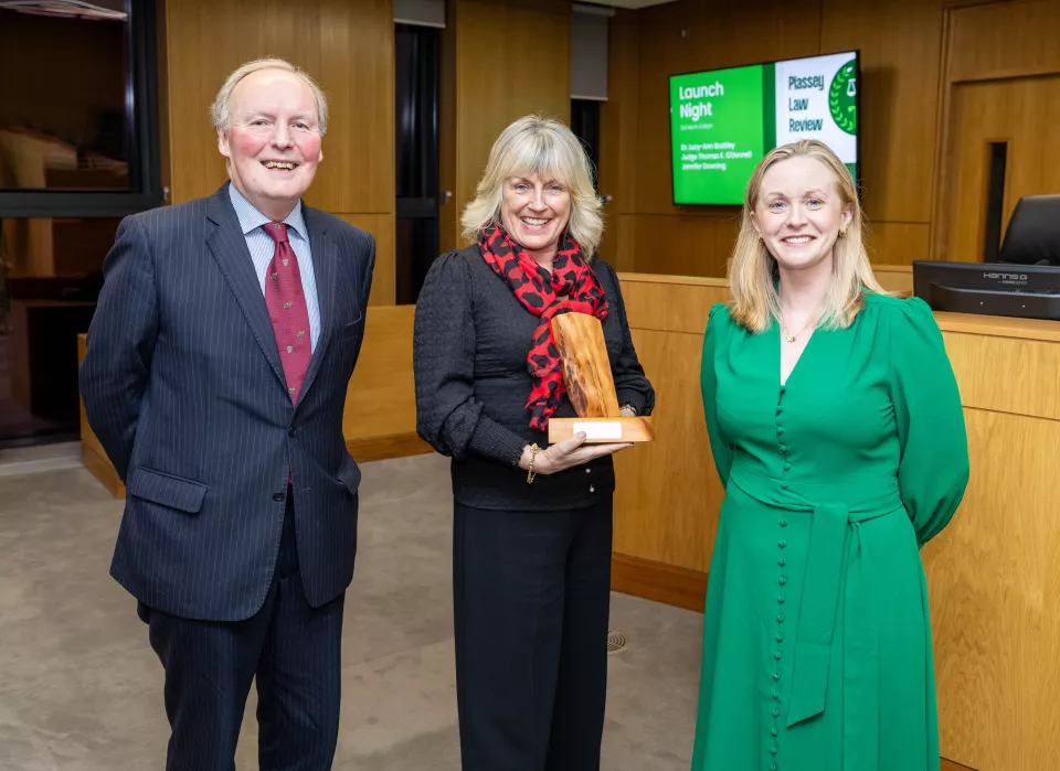 karen obrien rrecieving her award for her article in the plassey law review