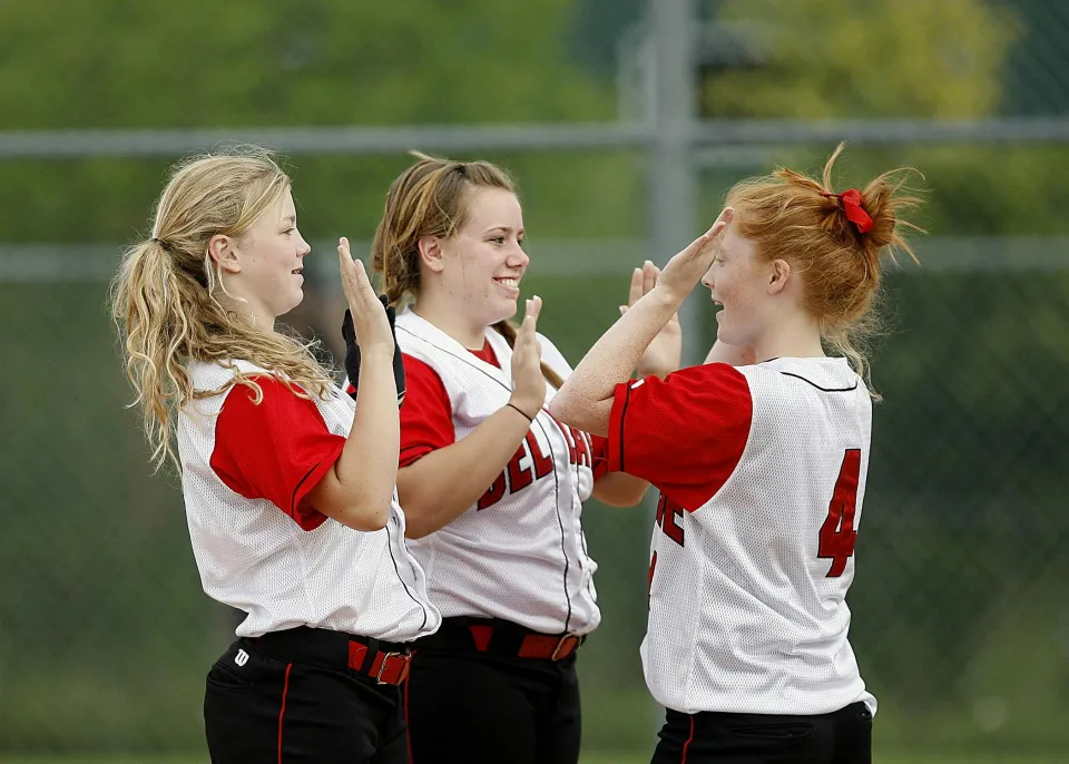 girls clapping_sport